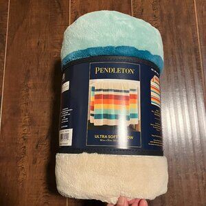 *NEW* Pendleton Plush Throw - 50" x 60" - Mount Foraker